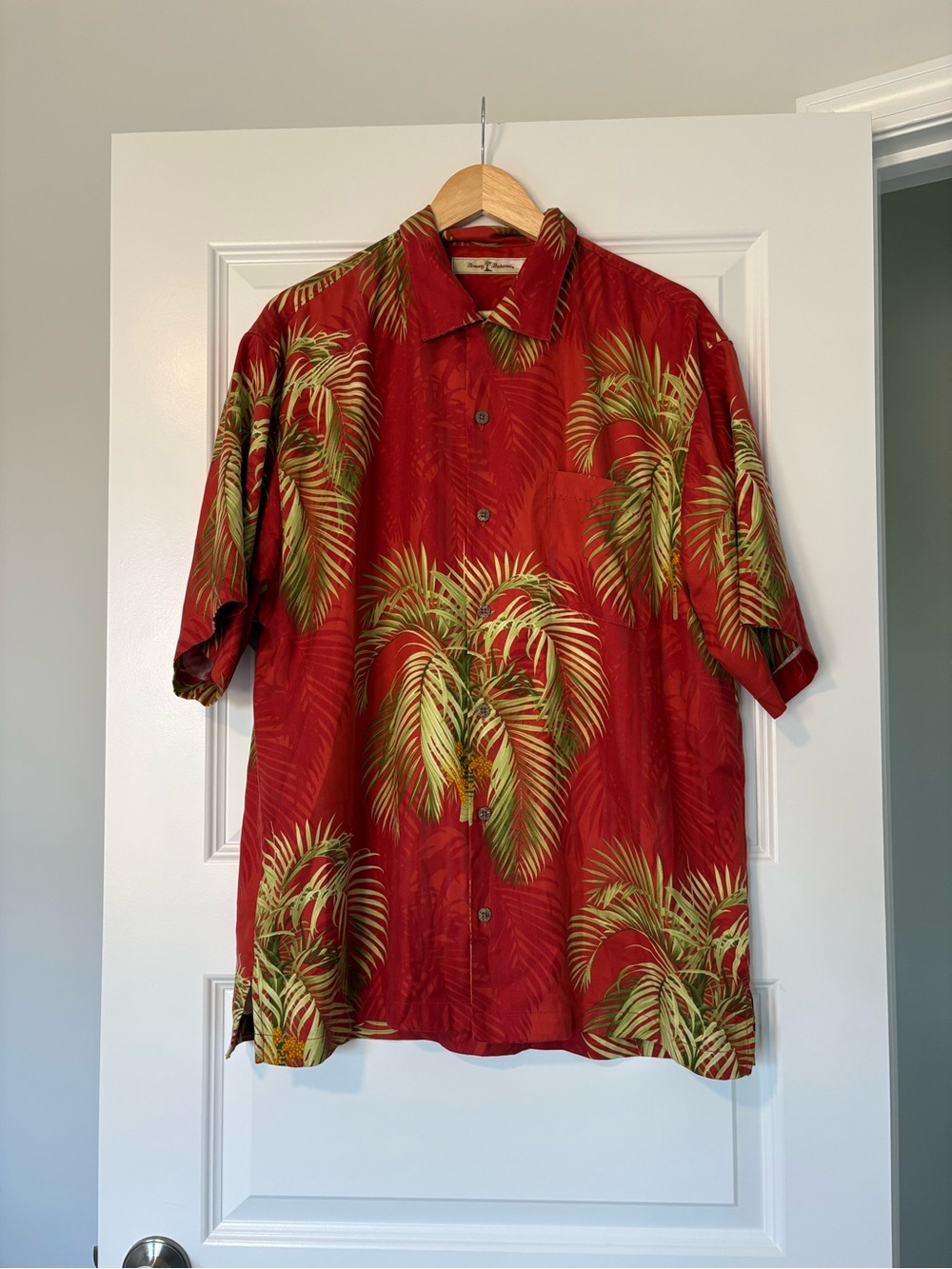 100% Silk Tommy Bahama Mens Size Medium Hawaiian Shirt Vacation Resort Wear